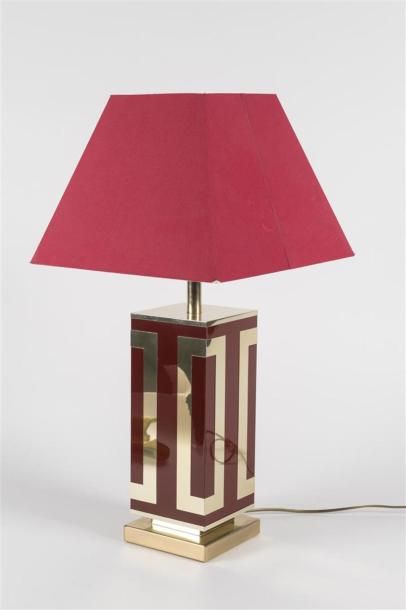 null Attribué à Philippe JEAN (20ème siècle) 
Lampe de table en laque de couleur...