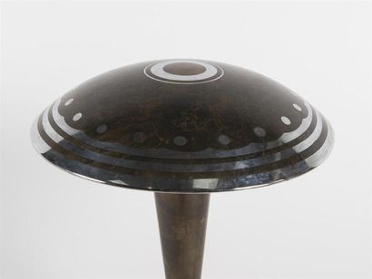 null TRAVAIL 1950
Lampe de table en cuivre à base circulaire d'où s'élève un fût...