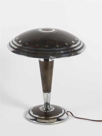 null TRAVAIL 1950
Lampe de table en cuivre à base circulaire d'où s'élève un fût...