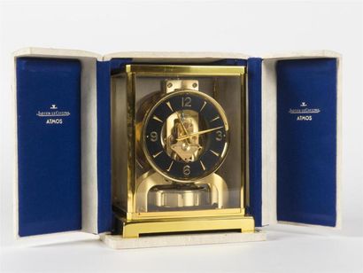 null JAEGER-LECOULTRE, Atmos.
Pendule cage en verre et laiton doré de forme borne.
Cadran...