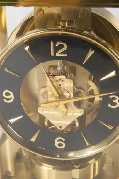 null JAEGER-LECOULTRE, Atmos.
Pendule cage en verre et laiton doré de forme borne.
Cadran...