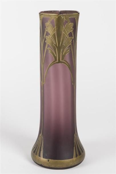 null Travail Art Nouveau
Vase de forme cylindrique à col évasé en verre teinté violet...