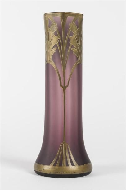 null Travail Art Nouveau
Vase de forme cylindrique à col évasé en verre teinté violet...