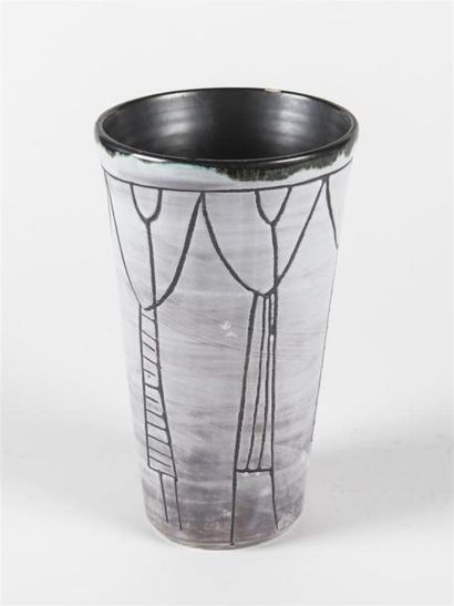 null Jacques INNOCENTI (1926-1958)
Vase de forme cylindrique à décor en frise de...