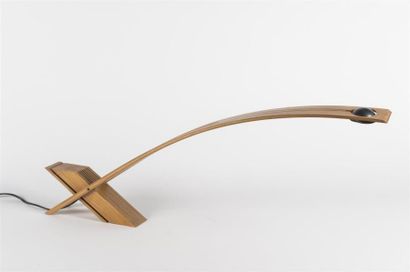 null Bernard BROUSSE (20ème siècle)
Lampe halogène en orme thermoformé
 modèle Syko...