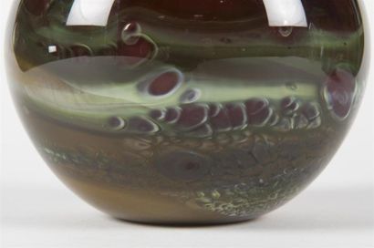 null Travail français 
Vase boule soufflé main en verre polychrome à décor de bulles...