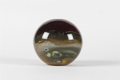 null Travail français 
Vase boule soufflé main en verre polychrome à décor de bulles...