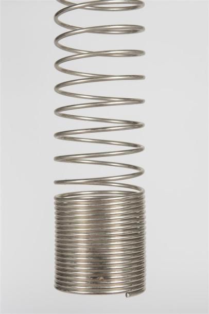 null Angelo MANGIAROTTI (1921-2012) 
Suspension spirale, en métal chromé formant...