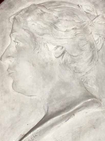 null MEUREIN (20ème siècle)
Portrait de jeune femme en plâtre moulé.
Encadrement...
