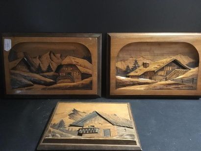 null Trois tableaux de chalet en bois sculpté