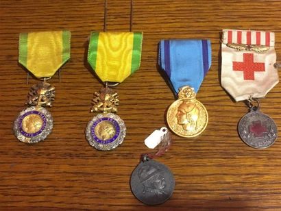 null Lot e deux médailles militaires, une croix de guerre, une jeunesse et sport...