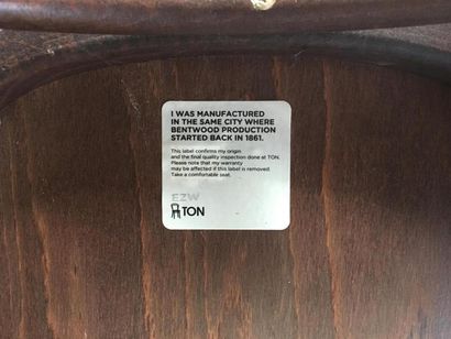 null 63 chaises de brasserie en bois coubré de marque TON (lot divisible)