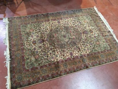 null Tapis fond beige avec un médaillon central
172 x 245 cm