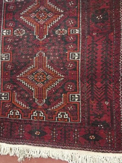 null Tapis de couleur rouge Pakistan
100 x165 cm 
Usure