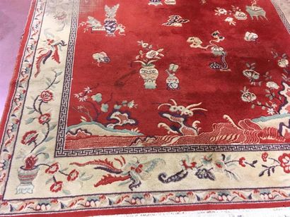 null Tapis fond rouge
195 x 288 cm
Usures importantes
