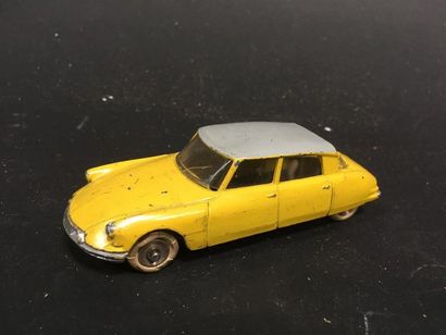 null Dinky Toys Citroën DS 19 Made in France 
Jaune et grise 
bon état