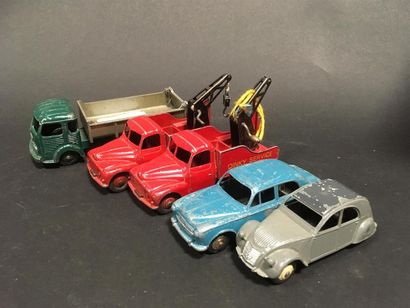 null Dinky Toys lot de 5 véhicules dont deux dépanneuses et un camion