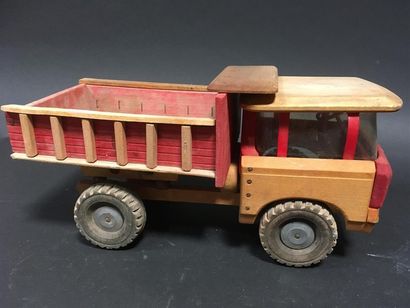 null DEJOU camion benne en bois peint
benne articulée 
l: 45 - H: 22 cm