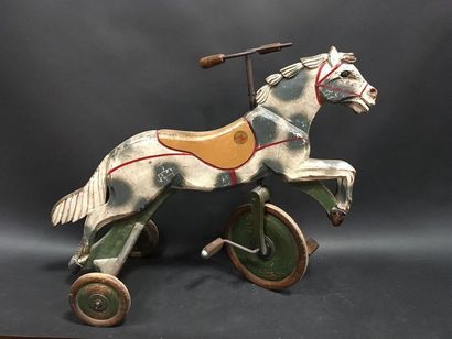 null JAF à LYON cheval à pédale en bois poychrome 
Siglé sur la selle roue e, bois...