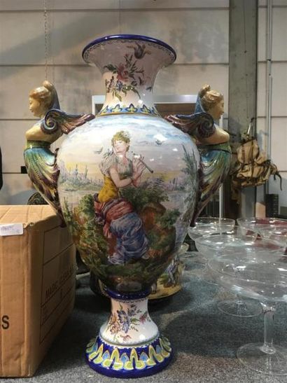 null Important vase en porcelaine à décor polychrome