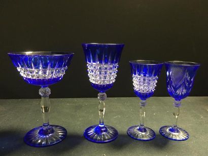 null Service de verres en cristal de Bohème comprenant 9 coupes, 8 grands verres,...