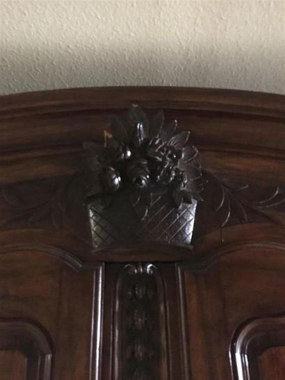 null Belle armoire lypnnaise en noyer mouluré sculpté début 19eme siècle