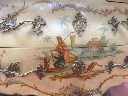 null Commode deux tiroirs peinte style Louis XV 
Travail moderne