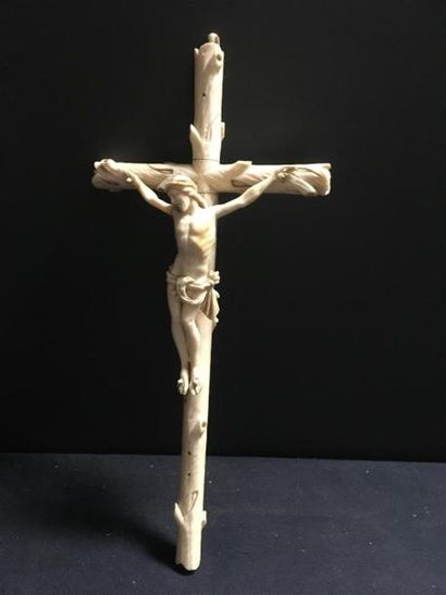 null Christ en ivoire 19ème avec croix en ivoire sculptée
