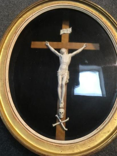 null Crucifix en résine sous cadre en verre