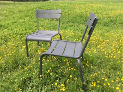 null FERMOB deux chaises en aluminium empilable, modèle Luxembourg, couleur gris...
