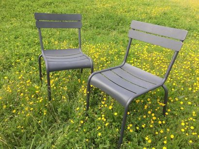 null FERMOB deux chaises en aluminium empilable, modèle Luxembourg, couleur gris...