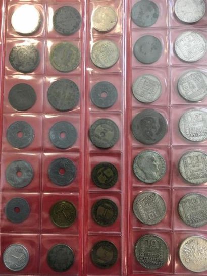 null Classeur de monnaies anciennes dont deux monnaies romaines en argent et un écu...