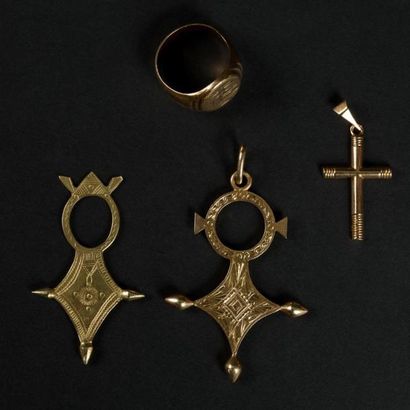 null Lot de bijoux en or jaune (750) 18K vendu débris : une croix, 2 croix du sud,...