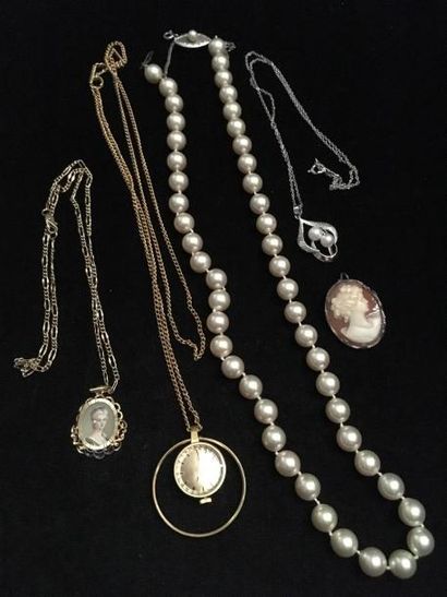 null Bijoux fantaisies en métal : colliers, montres, pendentifs et colliers de fausses...