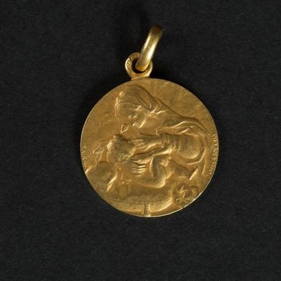 null Médaille vierge à l'enfant" en or jaune (750) 18K, chiffrée datée." Poids :...