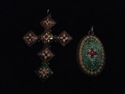 null Croix et pendentif en métal émaillés polychromes.