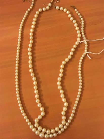 null Deux colliers de perles de culture disposées en chute. Fermoir et chaîne de...