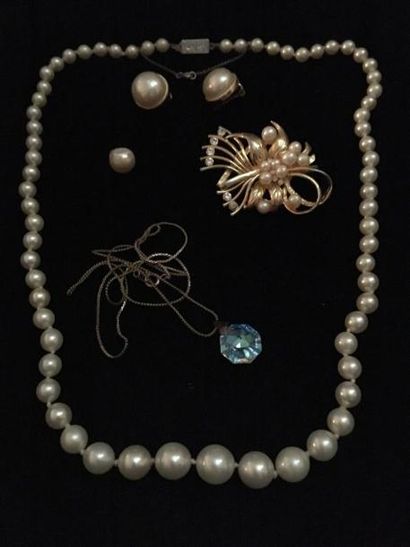 null Lot de bijoux fantaisies : boucles d'oreilles, collier de perles, broche.