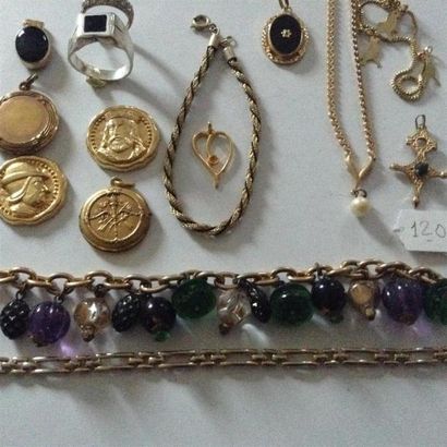 null Un lot de bijoux fantaisies : bracelets, pendentifs, colliers EXEMPTE