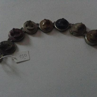 null Un bracelet en métal composé de médaillons tous différents en pierre de lav...