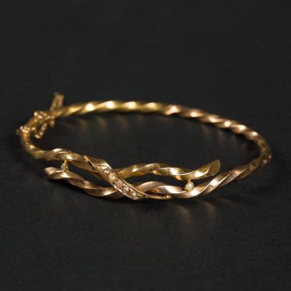 null Bracelet en or jaune (750) 18K en torsade. Le lien en demies perles (accident)...