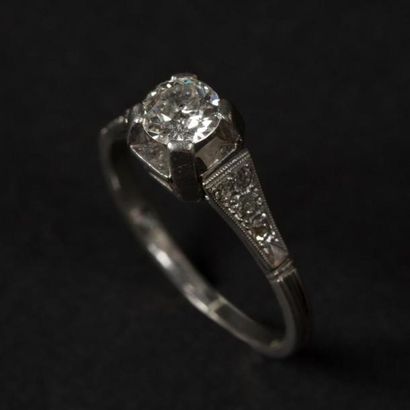null Bague en platine griffée d'un diamant taille ancienne de 0,40 carat environ...