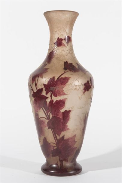 null LEGRAS, vase balustre en verre multicouche 
Vers 1900
H : 46 cm