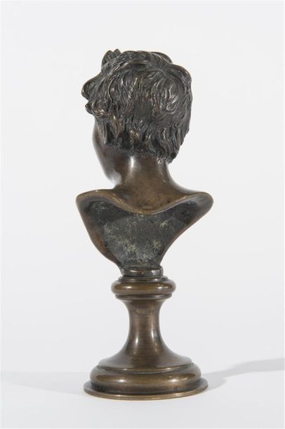 null Faune souriant, épreuve en bronze patiné
Travail moderne 
H : 18 L : 7 cm