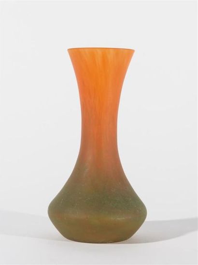 null Trois vases en verre de couleur 
H : 16 cm