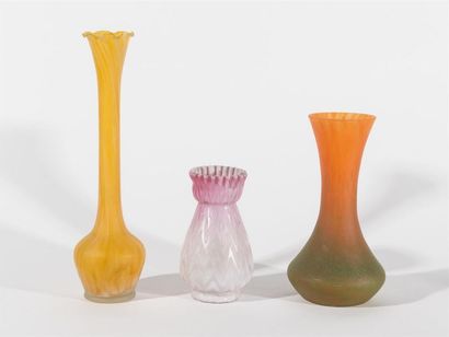 null Trois vases en verre de couleur 
H : 16 cm