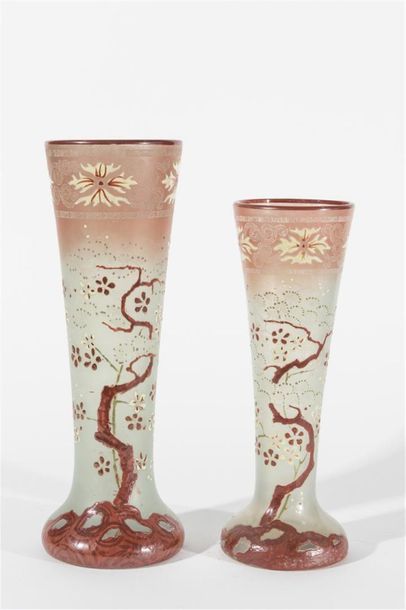 null Deux vases en verre émaillé vers 1900