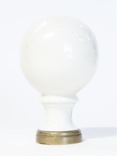 null Boule d'escalier en porcelaine blanche
Vers 1880
H : 18, 5 cm