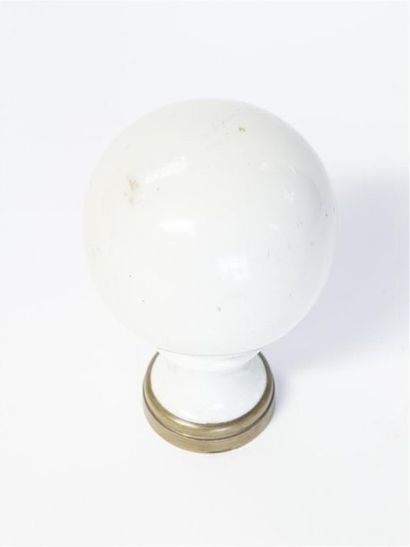 null Boule d'escalier en porcelaine blanche
Vers 1880
H : 18, 5 cm