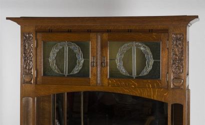 null Travail moderniste 1920 
Paire de cabinets en chêne à quatre portes vantaux...